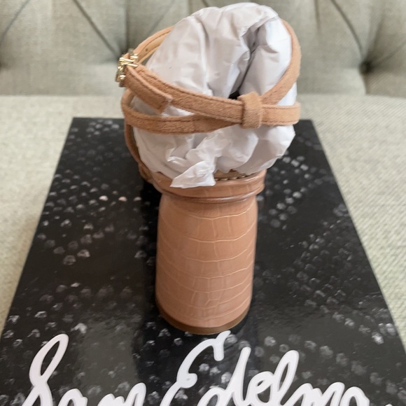New: Sam Edelman sandal in almond - Picture 9 of 15